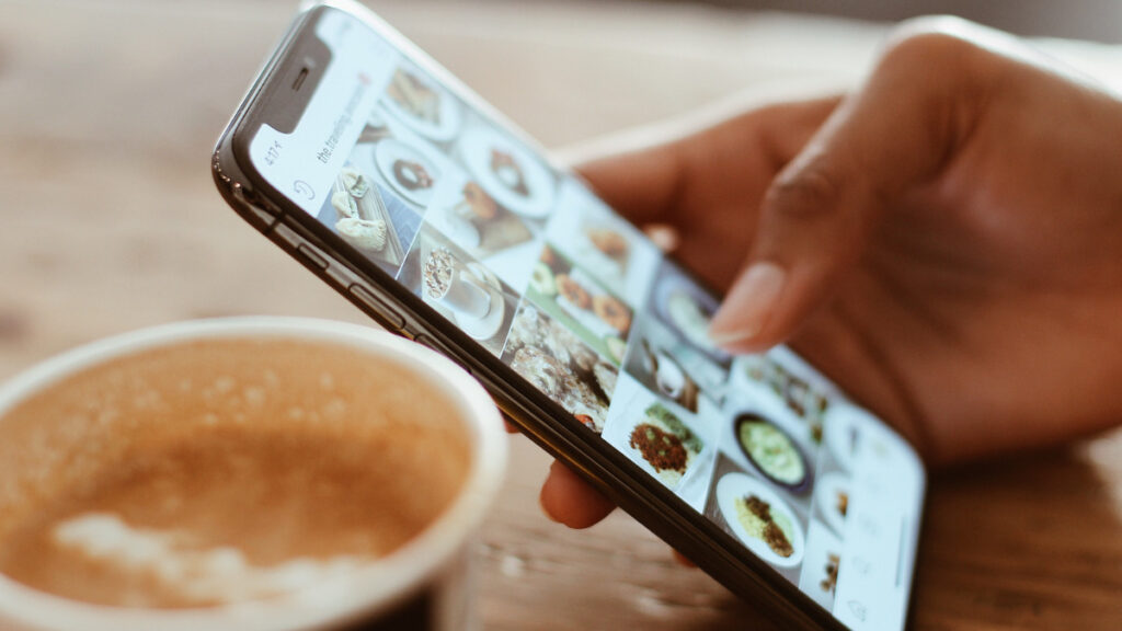 SNS採用代行とは？