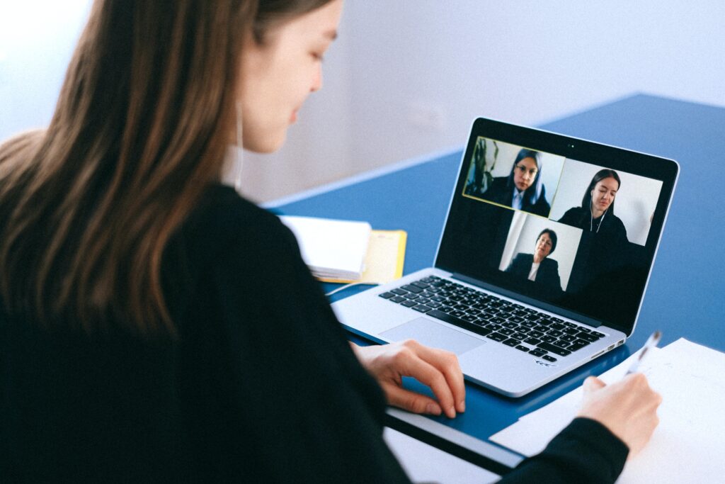自社運用は危険?TikTok採用成功のための運用戦略
