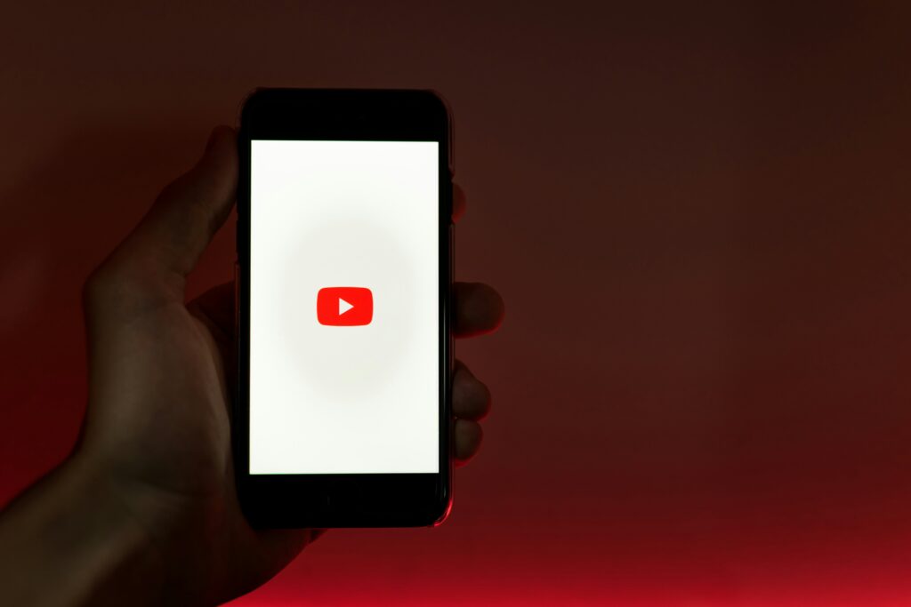 YouTubeディレクターとは？仕事内容や年収、未経験からのステップを解説